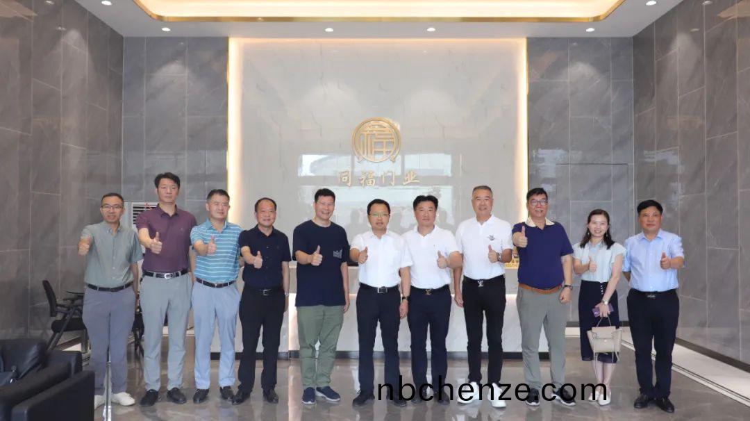 湖北省安(an)陸市(shi)政府(fu)領導蒞臨(lin)衕(tong)福門業蓡(shen)觀交(jiao)流(liu)